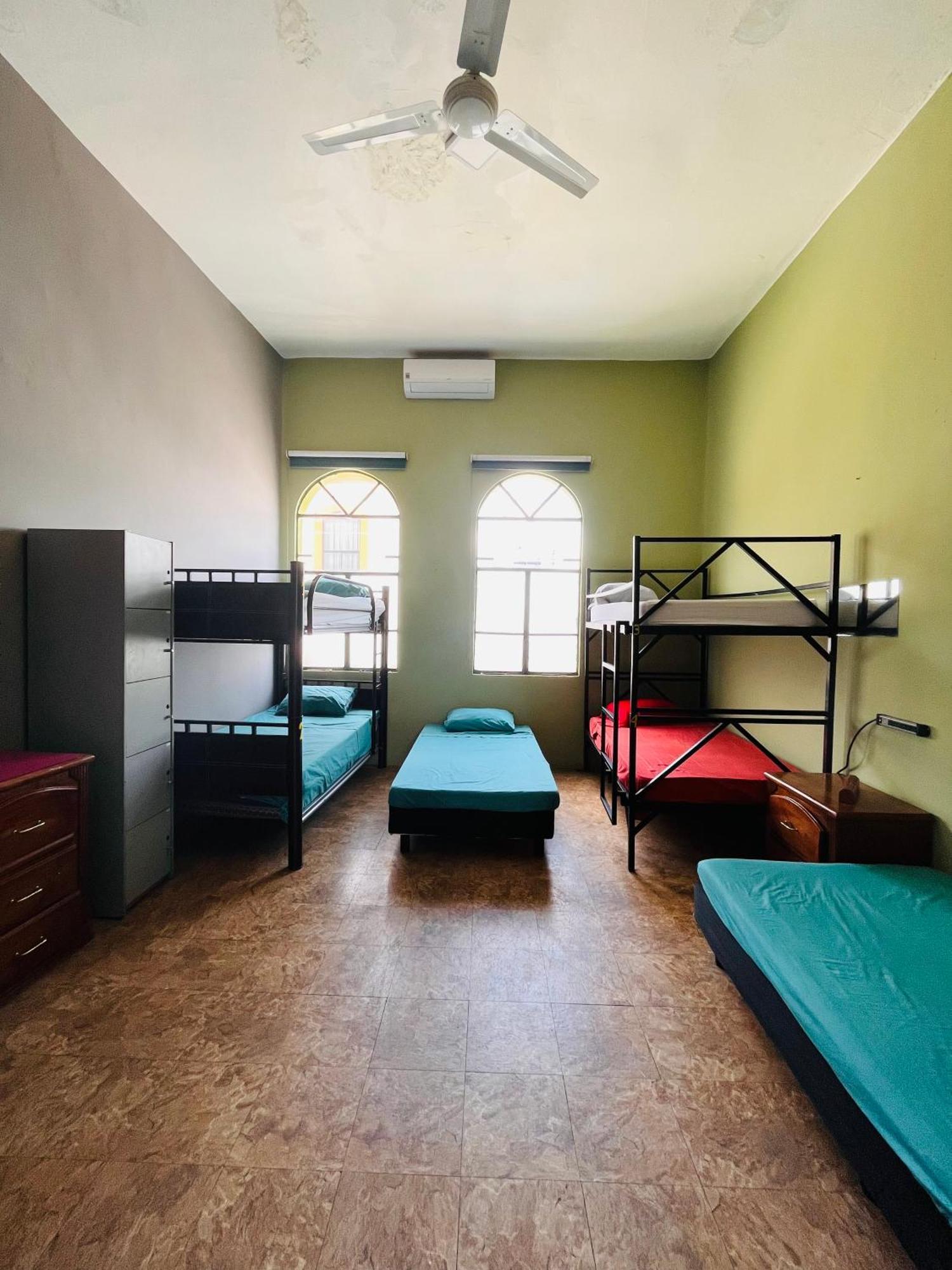 Cama en habitación compartida de 8 camas